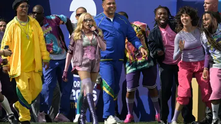 Madonna actúa junto al futbolista brasileño Ronaldinho y al exfutbolista brasileño Ronaldo.