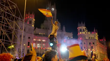 Aficionados de España celebran el triunfo de su selección tras la final del Mundial 2026 en la Plaza de Cibeles, en Madrid.