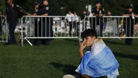 Un joven aficionado de Argentina lamenta la derrota ante España en la final del Mundial 2026, en Central Park, Nueva York.