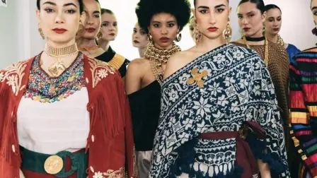 La colección presentada por Daniel Espinosa en FITUR 2026 reunió joyería, moda y artesanía mexicana, con la participación de creadores de seis estados que aportaron técnicas ancestrales, identidad y excelencia a cada diseño.