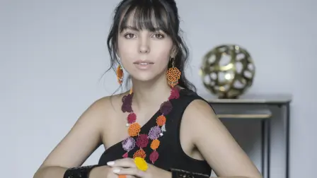 Isela Robles lleva tres décadas transformando símbolos mexicanos en piezas de arte portable con memoria, oficio y una visión propia.
