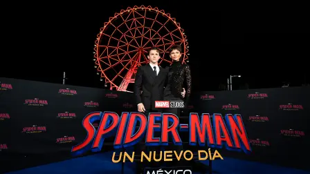 El director estadounidense Destin Daniel Cretton, el actor británico Tom Holland y la actriz estadounidense Zendaya posan durante un evento para fans de la película Spider-Man: Brand New Day en la Aztlán Feria de Chapultepec, en la Ciudad de México, el 20 de julio de 2026.
