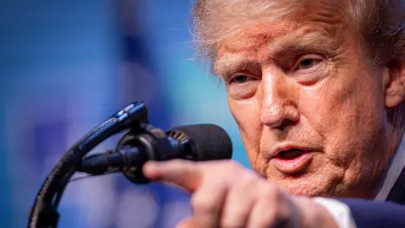 El presidente de Estados Unidos, Donald Trump, amenazó el miércoles con destruir puentes y centrales eléctricas en Irán por cada ataque contra barcos en el estrecho de Ormuz y advirtió de que la guerra que le ha costado a Washington más de 37.000 millones de dólares "no ha terminado".