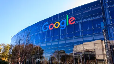 La Unión Europea impuso el jueves dos multas por un total equivalente a 1.015 millones de dólares al gigante tecnológico Google, una decisión que amenaza las relaciones comerciales con Estados Unidos.