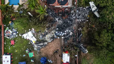 Vista aérea de los restos de un avión que se estrelló con 61 personas a bordo en Vinhedo, estado de São Paulo, Brasil.