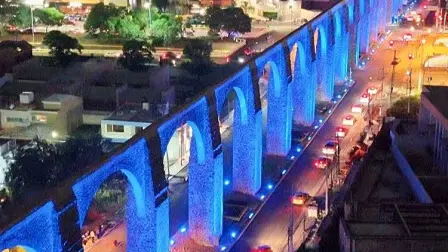 Acueducto de Querétaro con iluminación
