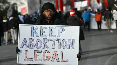 Un hombre sostiene un cartel que dice "Mantengamos el aborto legal" mientras activistas antiaborto marchan en la 53.ª Marcha por la Vida anual en Washington, D.C., celebrada en enero pasado.