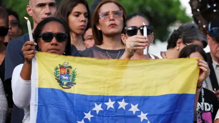 Un minuto de silencio en zona de desastre en Venezuela, un mes después de los terremotos.