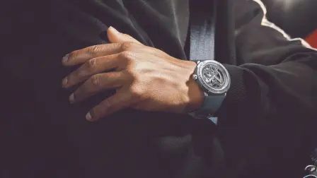 El calibre CD-02X opera a 28,800 alternancias por hora, integra 25 rubíes, carga bidireccional y arquitectura suspendida visible entre cristales.