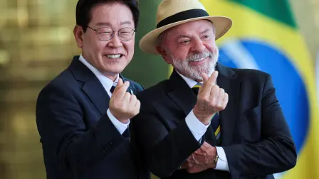 El presidente brasileño, Luiz Inácio Lula da Silva, y el presidente surcoreano, Lee Jae-myung, hacen gestos durante su declaración conjunta a la prensa en el Palacio de la Alvorada, en Brasilia, el 27 de julio.