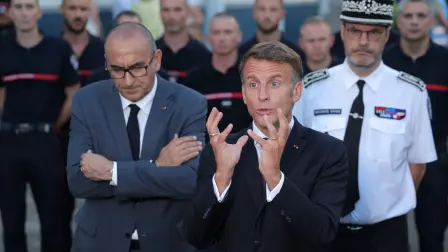 Emmanuel Macron, habla con la prensa junto al ministro del Interior, Laurent Núñez, tras una visita al centro operativo departamental de bomberos y rescate (CODIS) en Burdeos, después de los incendios forestales en la zona, en el suroeste de Francia.