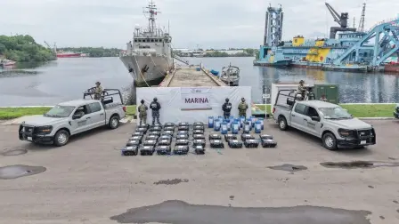 La Semar interceptó una embarcación en aguas de Chiapas con 1.14 toneladas de presunta cocaína, 840 litros de combustible y tres detenidos.