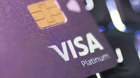 Visa tiene previsto recortar el 7% de su plantilla, lo que ⁠supone unos 2,600 puestos de trabajo, afirmó este martes un portavoz de la empresa, en ‌un intento por aumentar la eficiencia de la firma ⁠de procesamiento de pagos, unos seis meses ⁠después de que su principal competidor llevara a ‌cabo una medida similar.

Para más información del tema, visita: https://www.eleconomista.com.mx/sectorfinanciero/visa-sigue-pasos-mastercard-anuncia-despedira-7-plantilla-20260728-825427.html

Twitter: https://twitter.com/eleconomista 
Sitio web: https://www.eleconomista.com.mx/ 
Facebook: https://www.facebook.com/ElEconomista.mx 
Instagram: https://www.instagram.com/eleconomistamx 

#ElEconomista #EETV #SectorFinanciero