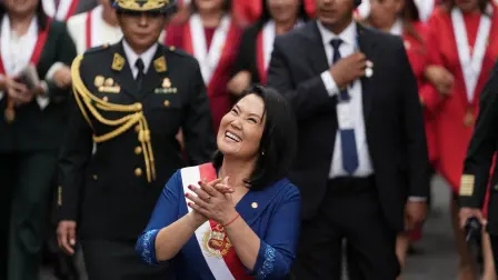 La presidenta de Perú, Keiko Fujimori, reacciona mientras camina tras jurar el cargo como nueva presidenta del país.