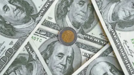 La divisa local gana terreno ante un debilitamiento generalizado del billete verde, mientras los operadores estudian los indicadores económicos publicadas este día en México y Estados Unidos.