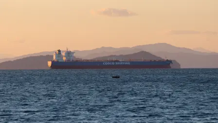 Embarcación saliendo del Mar Rojo.