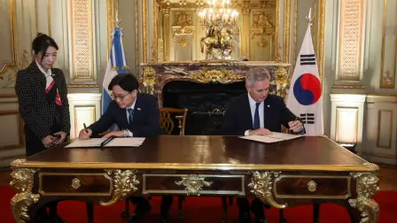 El ministro de Relaciones Exteriores argentino, Pablo Quirno y el ministro de Comercio, Industria y Recursos de Corea de Sur, Kim Jeong Kwan.