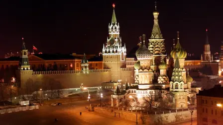 Vue de l'église Saint Basile et du Kremlin sur la Place Rouge à Moscou le 30 mars 2000.View taken 30 March 2000 of Saint Basile church and the Kremlin on the Red Square in Moscow. (Photo by ERIC FEFERBERG / AFP)