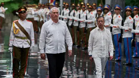El presidente de Cuba, Miguel Díaz-Canel (C), y el presidente de Colombia, Gustavo Petro (D), pasan revista a una guardia de honor .
