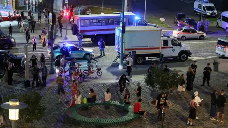 Agentes de la ley y personal de los servicios de emergencia cerca del lugar de una explosión en un restaurante en el centro de Moscú, Rusia.