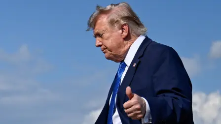 El presidente estadounidense Trump llega al aeropuerto municipal de Morristown.