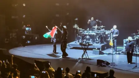Robert Del Naja y Grant Marshall de Massive Attack posan con una bandera palestina en el escenario al final de su actuación en Singapur, el 29 de julio de 2026.
