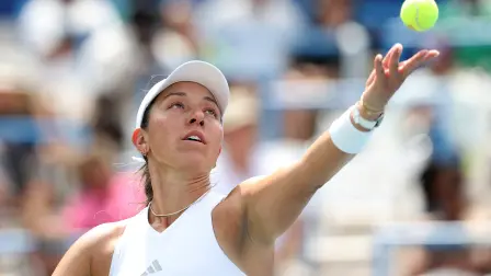 Jessica Pegula devuelve la pelota durante su partido ante Diana Shnaider en el Mubadala DC Open 2026, disputado en Washington.