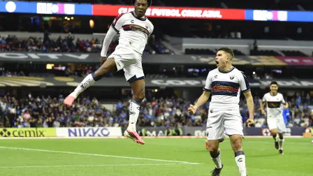 Jhojan Julio celebra con Leonardo Mejía el tercer gol del Atlante durante el duelo ante Cruz Azul en la Jornada 3 del Apertura 2026, disputado en el Estadio Banorte.