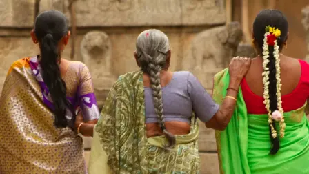 Mujeres caminan por el templo de Veerabhadra (Andhra Pradesh, India).