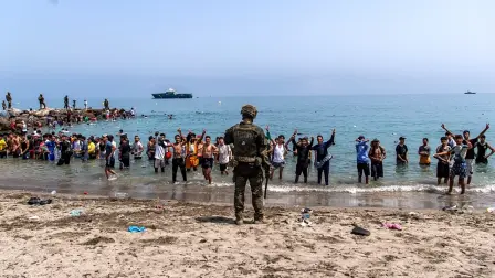Unas 40,000 personas participaron en la travesía masiva hacia Ceuta y se impidió la entrada a Melilla a 1,135 personas, indicó el ministerio en un comunicado