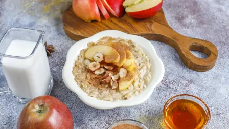 Avena con manzana cocida, yogurt y nueces: el desayuno completo con fibra, proteína y grasas saludables