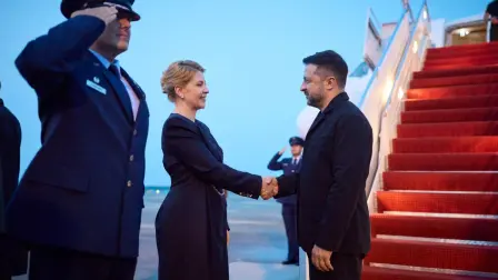 Olga Stefanishina recibiendo en EU a Volodimir Zelenski.