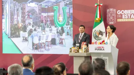 La titular de la Sectur, Josefina Rodríguez, y el gobernador de Puebla, Alejandro Armenta.