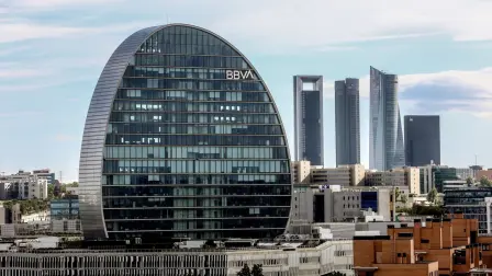 Fachada del edificio ‘La Vela’, en la ciudad del BBVA.