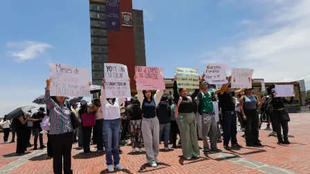 Aspirantes seleccionados de la UNAM protestaron contra la implementación del examen de control que se realizará tras la polémica por las irregularidades detectadas en el proceso de selección realizado totalmente en línea por primera vez.