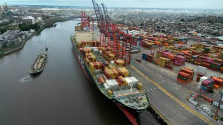 Vista aérea de buques de carga atracados en el puerto de Buenos Aires, Argentina.
