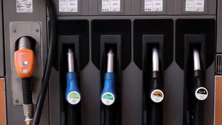 Varias mangueras de carburante, en una gasolinera, a 28 de octubre de 2021, en Madrid (España).
