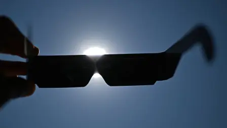 Fascinantes para el gran público, los eclipses solares son una oportunidad excepcional para los científicos para profundizar en el conocimiento del universo. Hace más de un siglo, por ejemplo, uno de estos fenómenos permitió confirmar la teoría de la relatividad de Einstein.
Para más información del tema, visita: https://www.eleconomista.com.mx/politica/sheinbaum-anuncia-plan-reactivar-exportaciones-aguacate-michoacan-eu-20260806-826967.html

Twitter: https://twitter.com/eleconomista 
Sitio web: https://www.eleconomista.com.mx/ 
Facebook: https://www.facebook.com/ElEconomista.mx 
Instagram: https://www.instagram.com/eleconomistamx 

#ElEconomista #EETV
