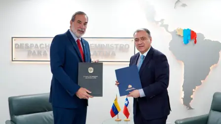El director general de Asuntos Consulares, Inmigración y Chilenos en el Exterior, Hernán Núñez, con el viceministro para América Latina de Venezuela, Mauricio Rodríguez.