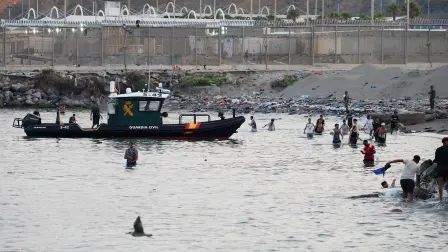 Migrantes cruzan a Ceuta por mar, en la playa de El Tarajal, en medio de cruces masivos de migrantes desde Marruecos hacia territorio español, en Ceuta, España.