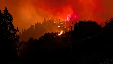 Incendio forestal en Bald Range, al noroeste de Summerland, Columbia Británica.