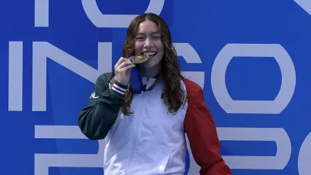 Rut Páez celebra en el podio tras conquistar la medalla de oro en trampolín de 1 metro en Santo Domingo.