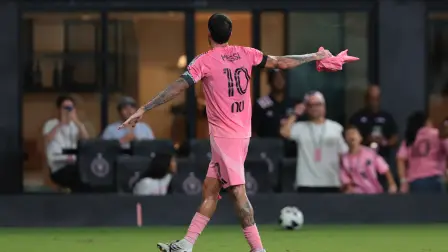 Rodrigo De Paul muestra la camiseta de Lionel Messi tras anotar ante Monterrey, en homenaje al argentino por el fallecimiento de su padre.