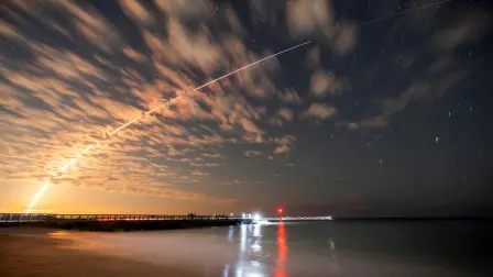 El cohete SpaceX Falcon 9 que transportaba satélites Starlink se ve sobre Sebastian Inlet tras su lanzamiento desde Cabo Cañaveral, Florida
