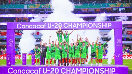 Gigante. México fue insuperable ante Estados Unidos, que ya tiene asegurada su plaza a la justa olímpica. foto: especialMexico's Carlos Hernandez and Samir Inda lift the CONCACAF Men's Under-20 Championship trophy as they celebrate with teammates after qualifying for the Olympic Games REUTERS/Eloisa Sanchez