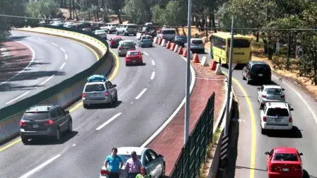 Transportistas bloquean la México-Puebla en Los Reyes La Paz; conoce las rutas alternas y las movilizaciones previstas hoy en CDMX.
Para más información del tema, visita: 
https://www.eleconomista.com.mx/politica/bloqueo-mexico-puebla-marchas-cdmx-lunes-rutas-alternas-zonas-afectadas-20260810-827486.html 

¡Síguenos en nuestras redes sociales para mantenerte informado! 

Twitter: https://twitter.com/eleconomista 
Facebook: https://www.facebook.com/ElEconomista.mx 
Instagram: https://www.instagram.com/eleconomistamx 
LinkedIn: https://www.linkedin.com/company/el-economista/ 

#ElEconomista #EETV #Política