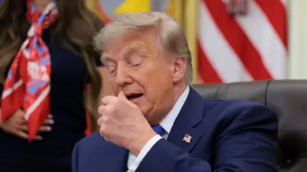 Trump firma una orden ejecutiva en el Despacho Oval de la Casa Blanca en Washington.
