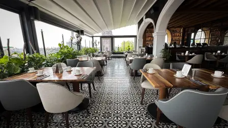 La terraza enmarca la Catedral Metropolitana, la plancha del Zócalo y la Torre Latinoamericana desde el séptimo piso.