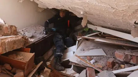 Un miembro del equipo de rescate busca entre los escombros tras el terremoto que sacudió Cali, Colombia, el lunes 10 de agosto de 2026.