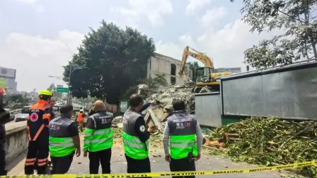 El edificio colapsó mientras se realizaban trabajos de demolición en la colonia Escandón; el derrumbe provocó el cierre de la lateral del Viaducto Miguel Alemán.